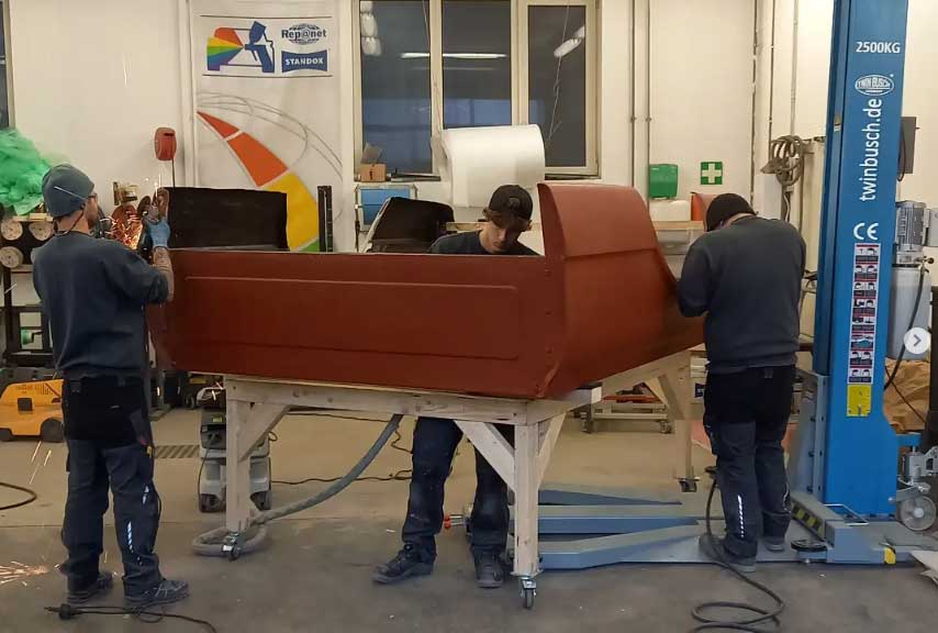 Karosseriespengler in der Werkstatt