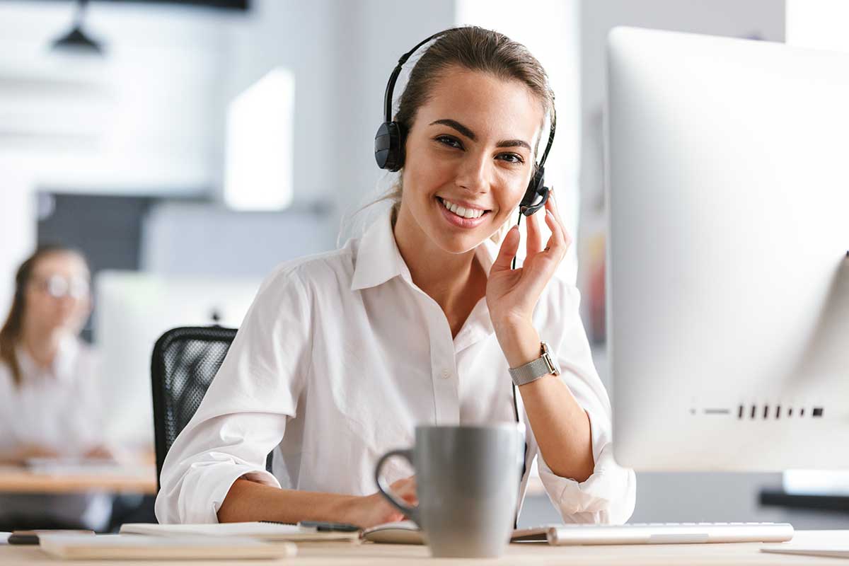 Frau am Telefon